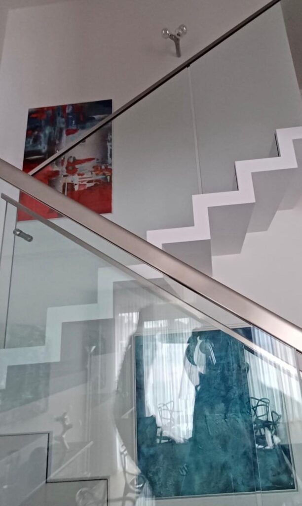 Zwei Kunstwerke in einem privaten Treppenhaus